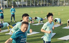 国足全力备战关键战役，武磊朱辰杰现身上海训练场，场边慢跑热身引关注，球队状态引发球迷热议