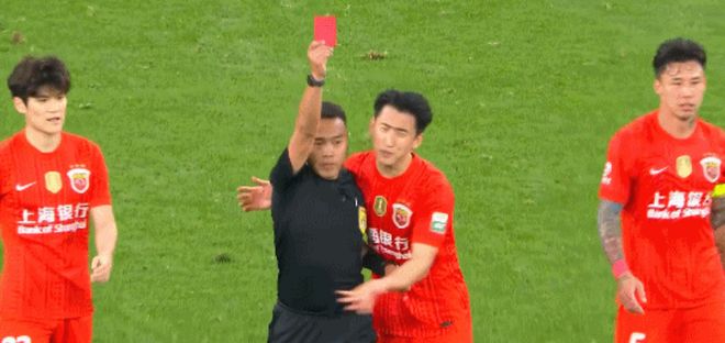中超焦点战1-1爆冷！海港队外援疑似故意挑衅对手引发冲突，赛后或面临中国足协重罚与纪律审查