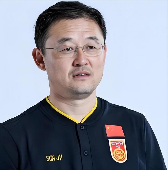 意外！毛伟杰试训左后卫表现惊艳，大连球迷热议其能否达到李学鹏的高度，未来值得期待