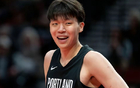 杨瀚森正式开启NBA菜鸟赛季，首次个人表现评分公布，归队时间正式敲定引发关注